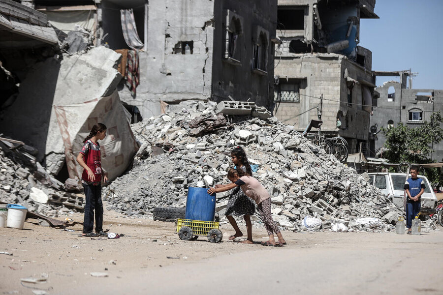 Children amid the devastation in Khan Younis, in southern Gaza, where the war has destroyed hundreds of schools. Photo: WFP/Ali Jadallah