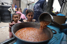 WFP/Ali Jadallah. Palestine, WFP and partners join efforts to provide sustenance through a hot meals kitchen in Mawasi, where displaced families are struggling to sustain themselves amid worsening conditions. Khan Younis, Gaza Strip, Sunday, 13 April, 2025.