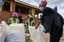 国連WFPは、マラウイのザレカ難民キャンプの難民に対し、地元の市場での食料購入に使えるよう、現金支援を提供しています。WFP/Badre Bahaji