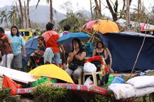 台風被害のフィリピンに物資を空輸