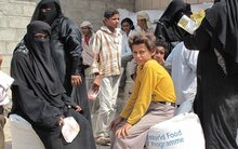 イエメンのアデンにて食糧支援、実施困難の懸念も