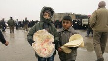 シリア・アレッポ東部から避難する人々に国連WFPの食糧が届く