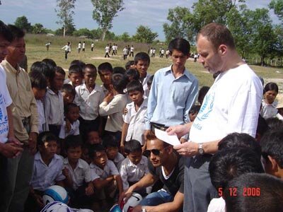 元サッカー日本代表 中田英寿さん カンボジアの学校給食事業を視察 和文 World Food Programme