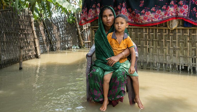 2020年7月、バングラデシュの北部と北東部でモンスーンの豪雨による洪水が発生。サエマの家は浸水し、通常の生活を送ることが難しくなり、食料不足に悩まされています。国連WFPはクリグラムに住む最も脆弱で支援を必要としている6000世帯に現金による支援を行っています。   写真：WFP/Mehedi Rahman 