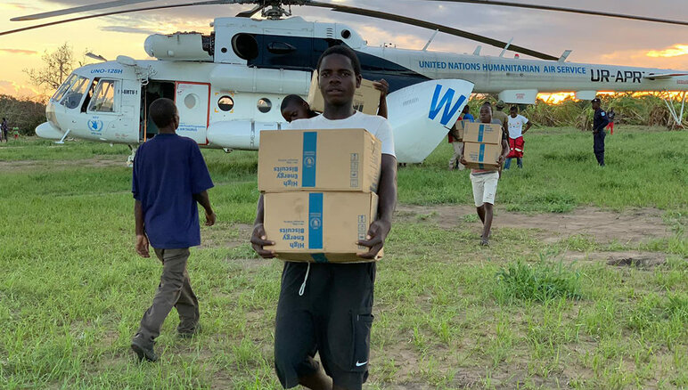 2019年3月21日、サイクロン・イダイ直撃後、栄養強化ビスケットを積んだ国連WFPのヘリコプターがモザンビークのグアラグアラ村に到着した様子。   写真：WFP/Deborah Nguyen 